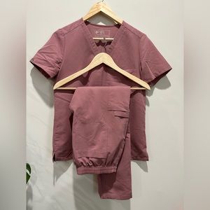 Figs mineral mauve scrub set size small